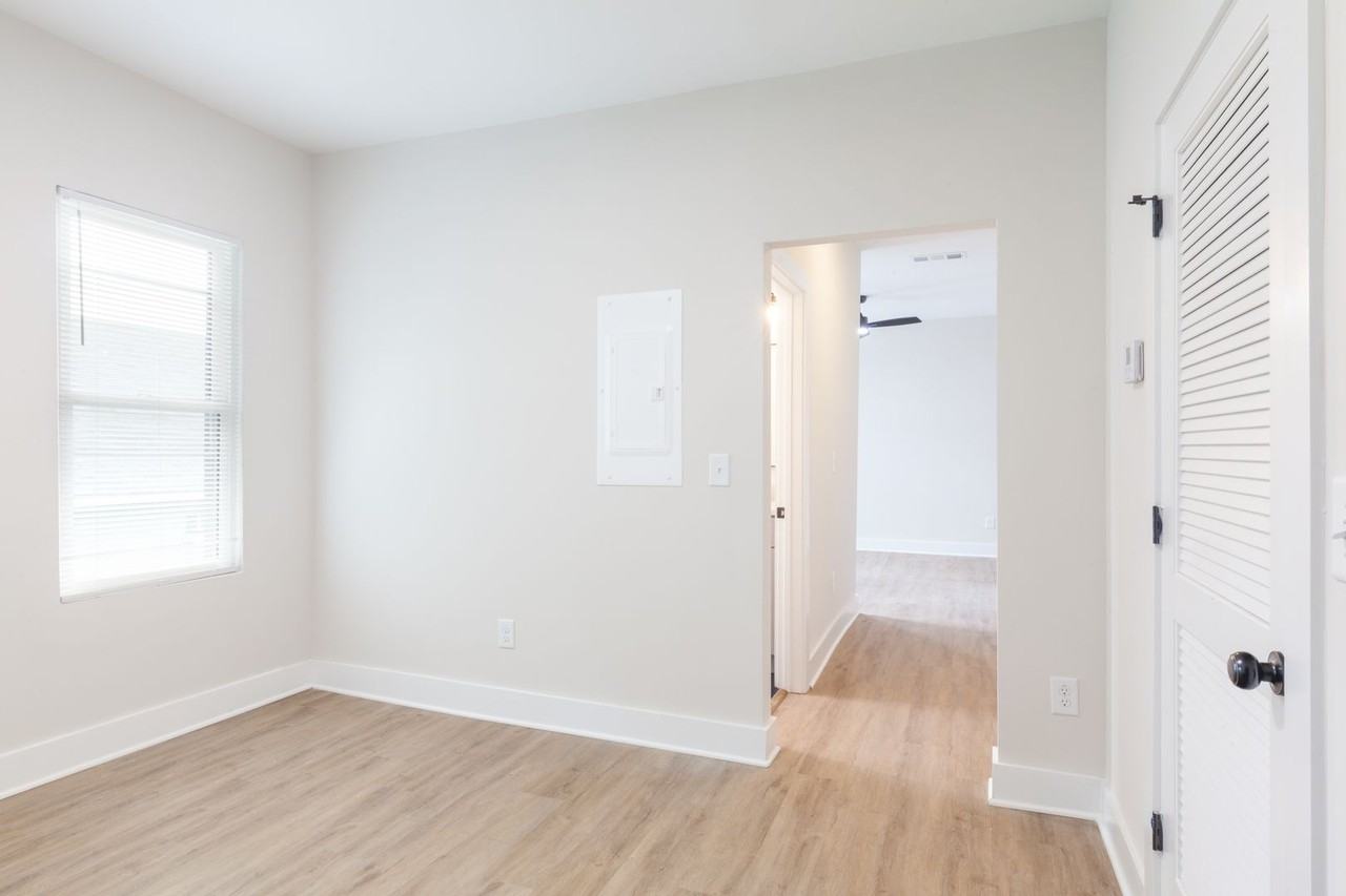 504 Boulevard NE - Photo 5 of 29