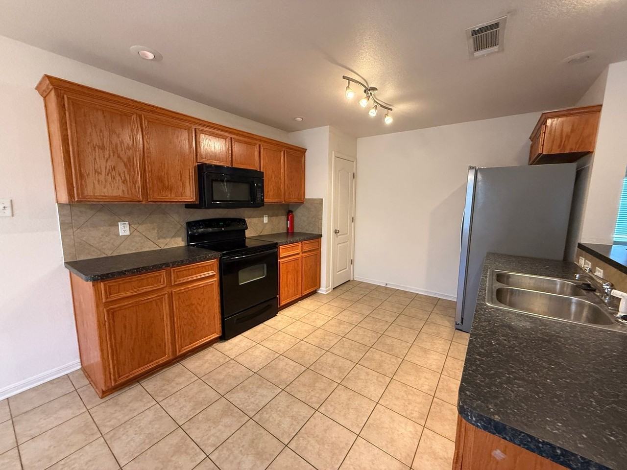 3601 Salt Fork Dr - Photo 5 of 18