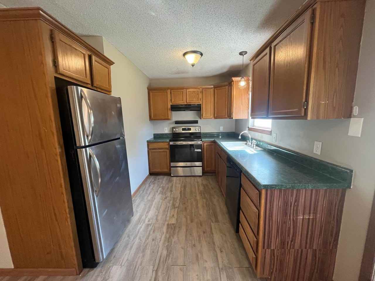 1045 N Dickerson Ave - Photo 2 of 13