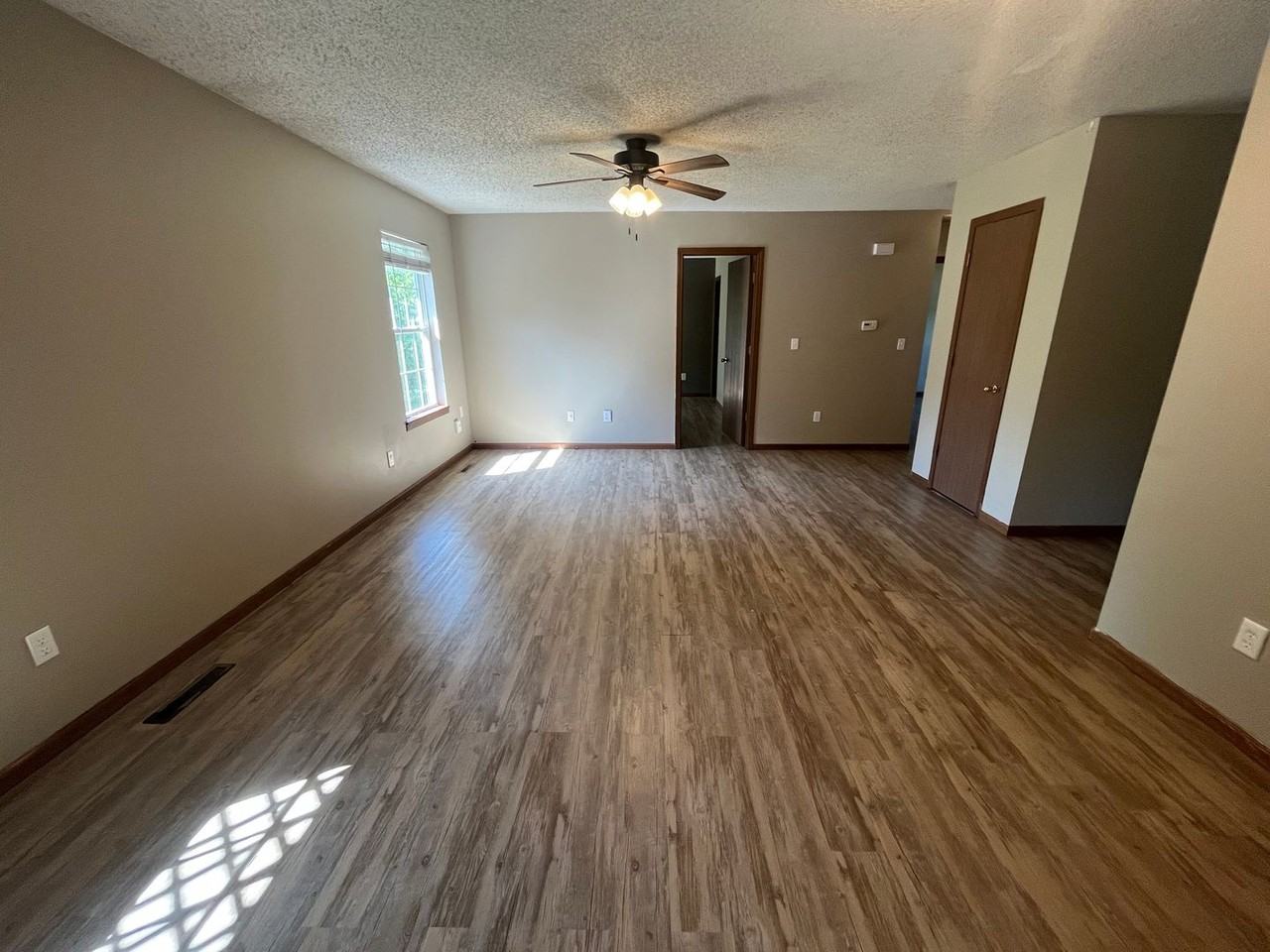 1045 N Dickerson Ave - Photo 3 of 13