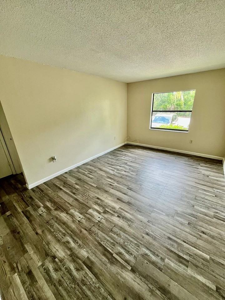 927 N Iowa Ave - Photo 3 of 6