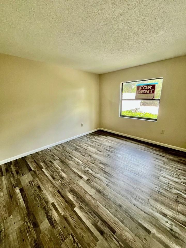 927 N Iowa Ave - Photo 4 of 6