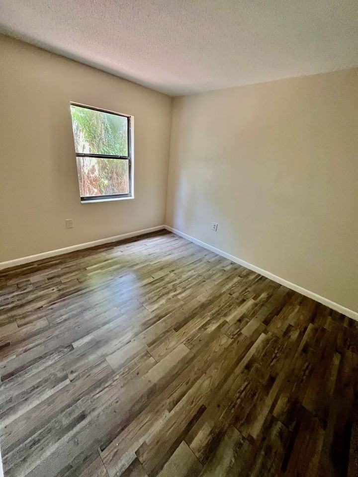 927 N Iowa Ave - Photo 5 of 6