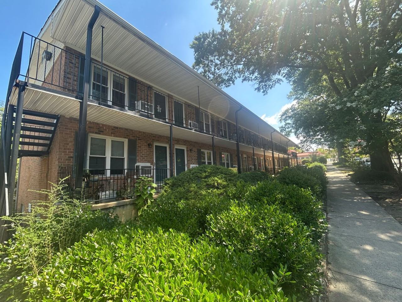 1212 W Chapel Hill St - Photo 2 of 9