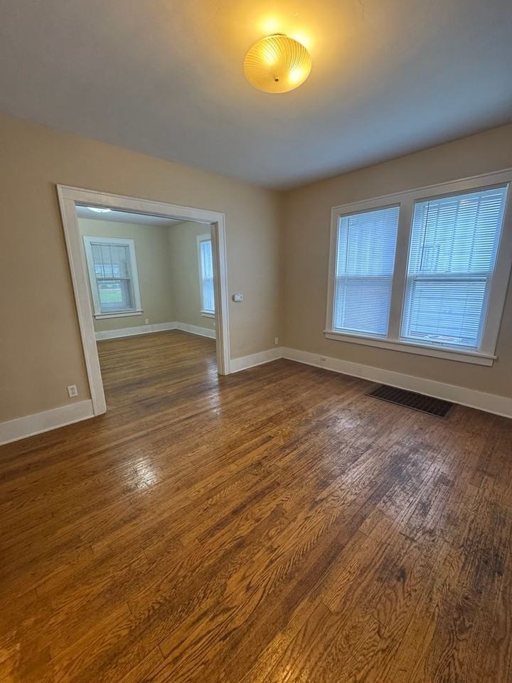 109 Sylvia St - Photo 3 of 34