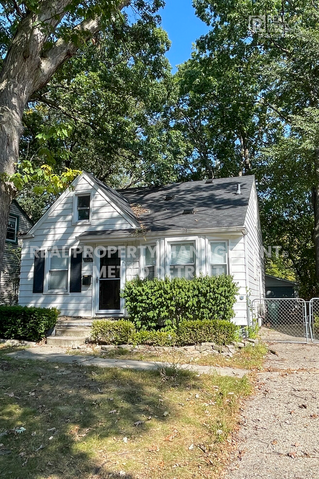 1325 Cherokee Ave - Photo 2 of 23