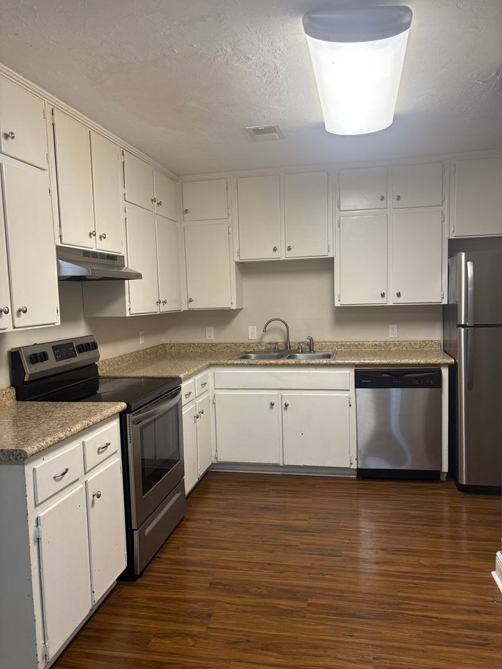 2606 Old Bainbridge Rd - Photo 2 of 7