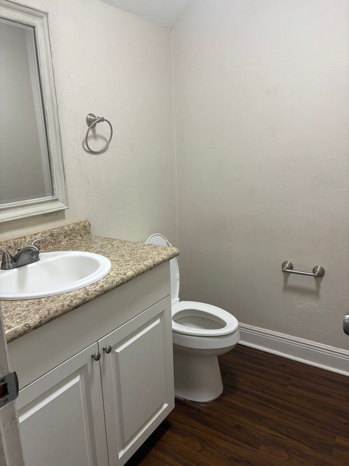 2606 Old Bainbridge Rd - Photo 4 of 7