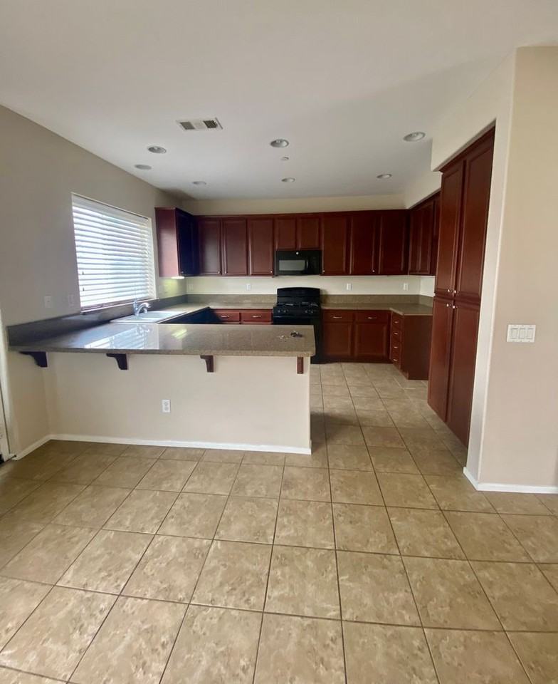 518 Field St - Photo 3 of 18