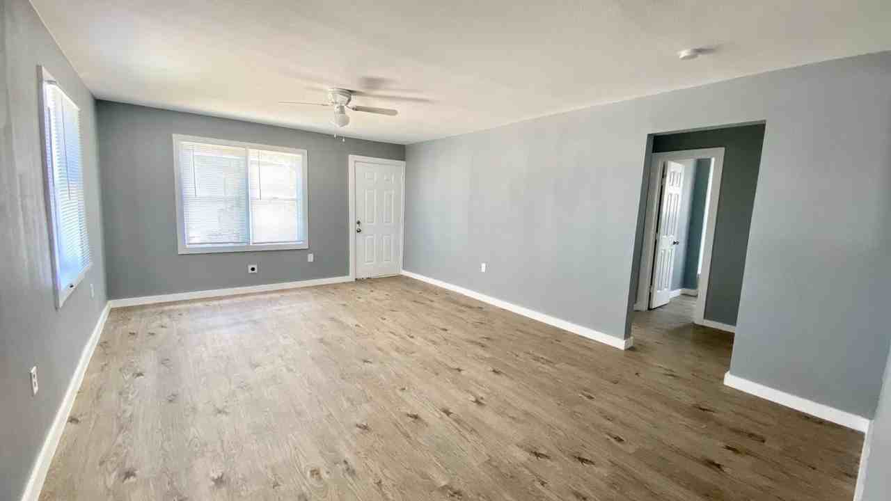 3007 Henderson Ave - Photo 3 of 9