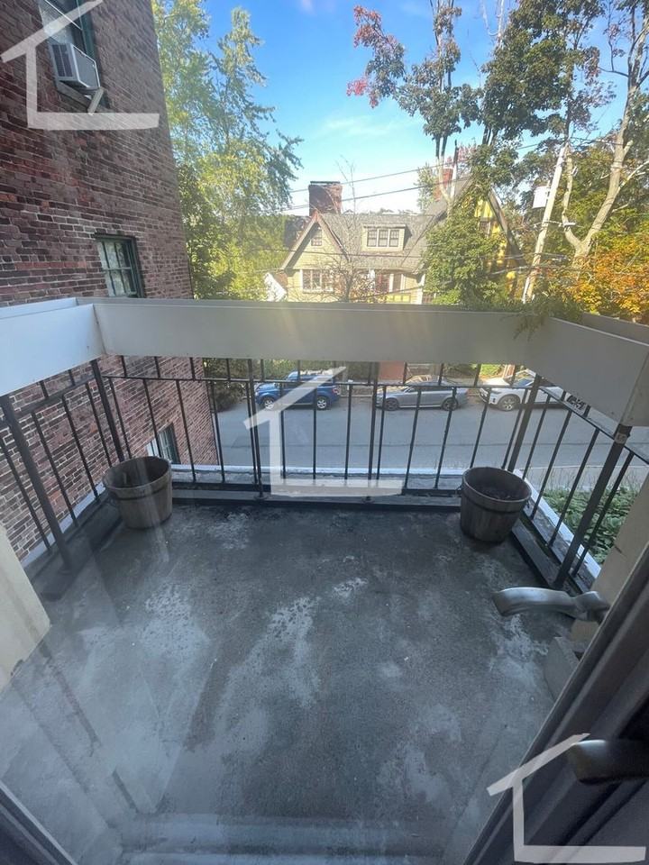 158 Winthrop Rd - Photo 3 of 8