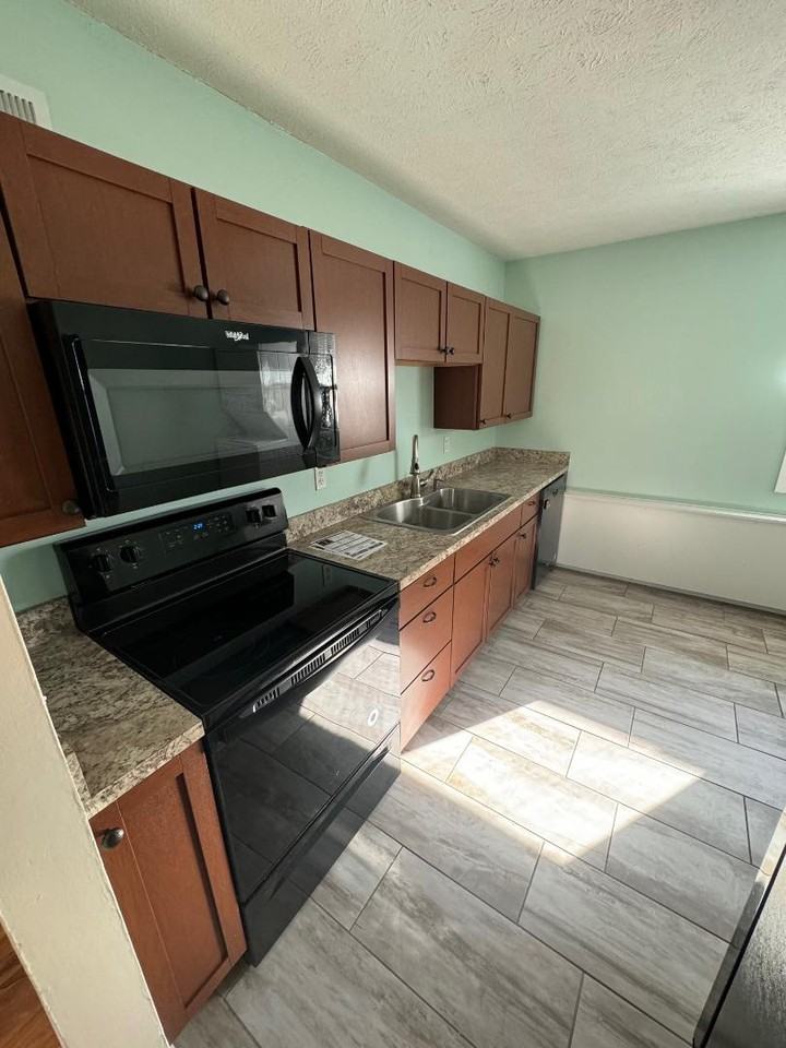 452 S 30th St - Photo 2 of 7