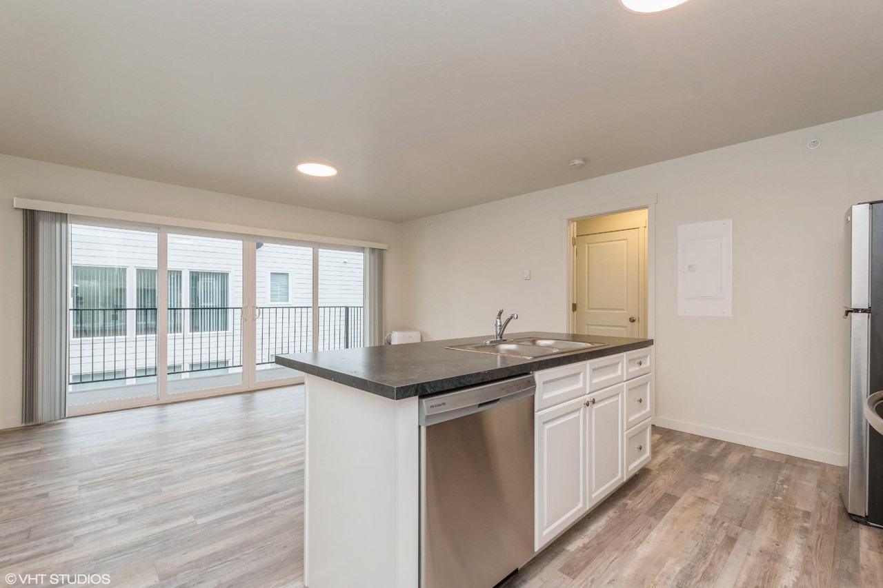 128 East Evergreen Drive - Photo 4 of 43