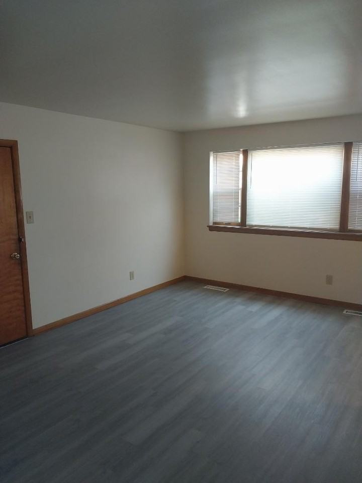17848 Lake Shore Blvd-Unit 1 - Photo 2 of 28