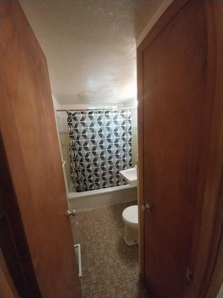 17848 Lake Shore Blvd-Unit 1 - Photo 5 of 28