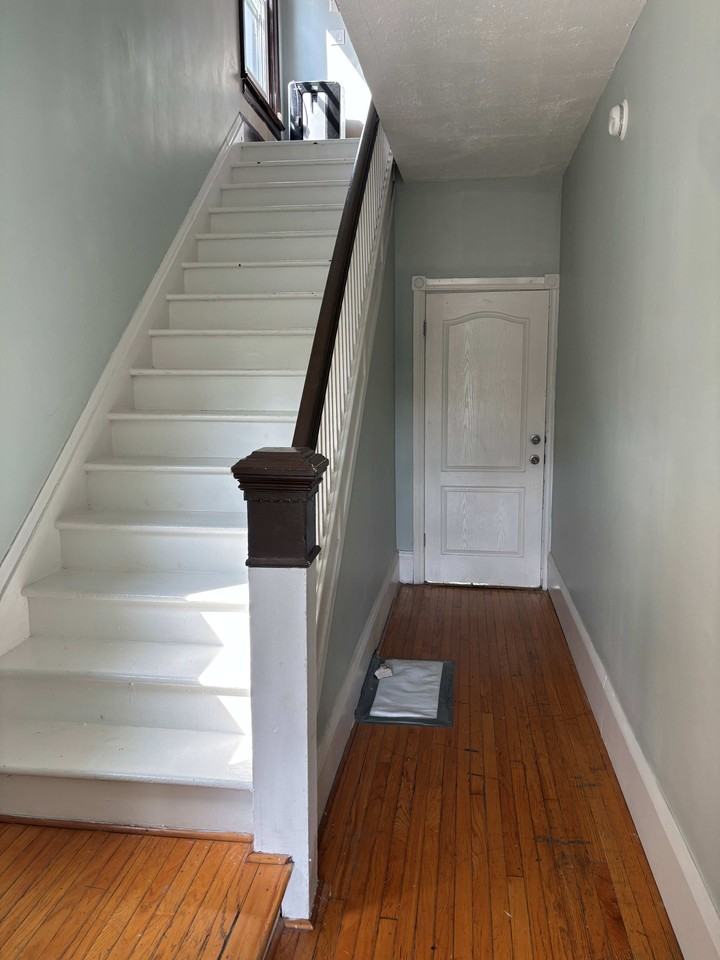 329 Christina St N Uppr - Photo 3 of 15