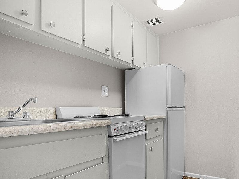 900 N Country Club Dr - Photo 5 of 40