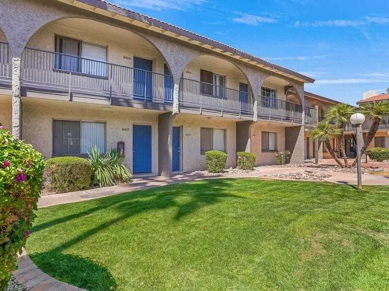 900 N Country Club Dr - Photo 5 of 40