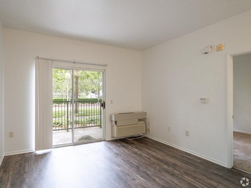 445 Redwood St - Photo 5 of 6