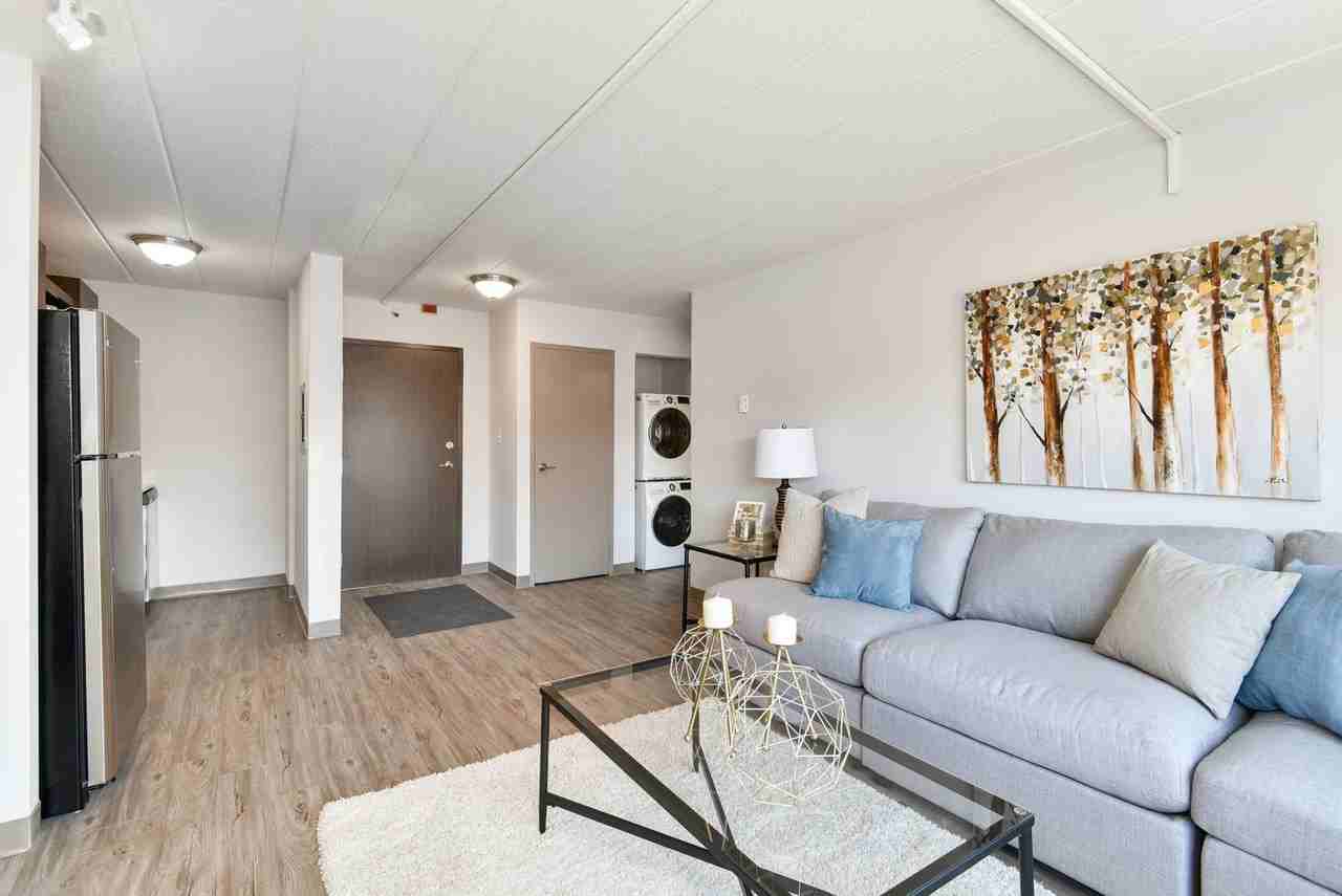 Oliver & Wendell - Photo 2 of 31