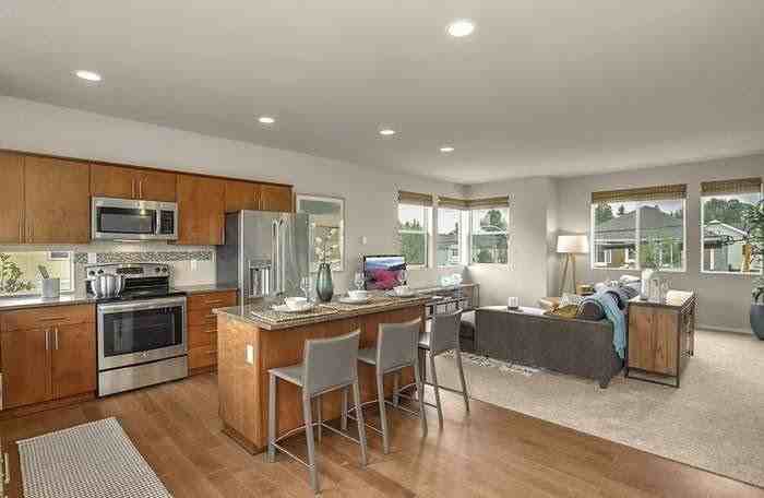 302 Chelan Ave Ne - Photo 2 of 13