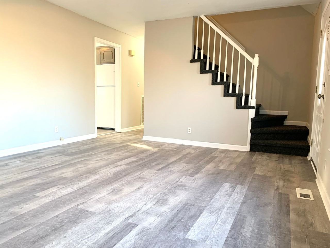 396 Elaine Dr - Photo 2 of 23