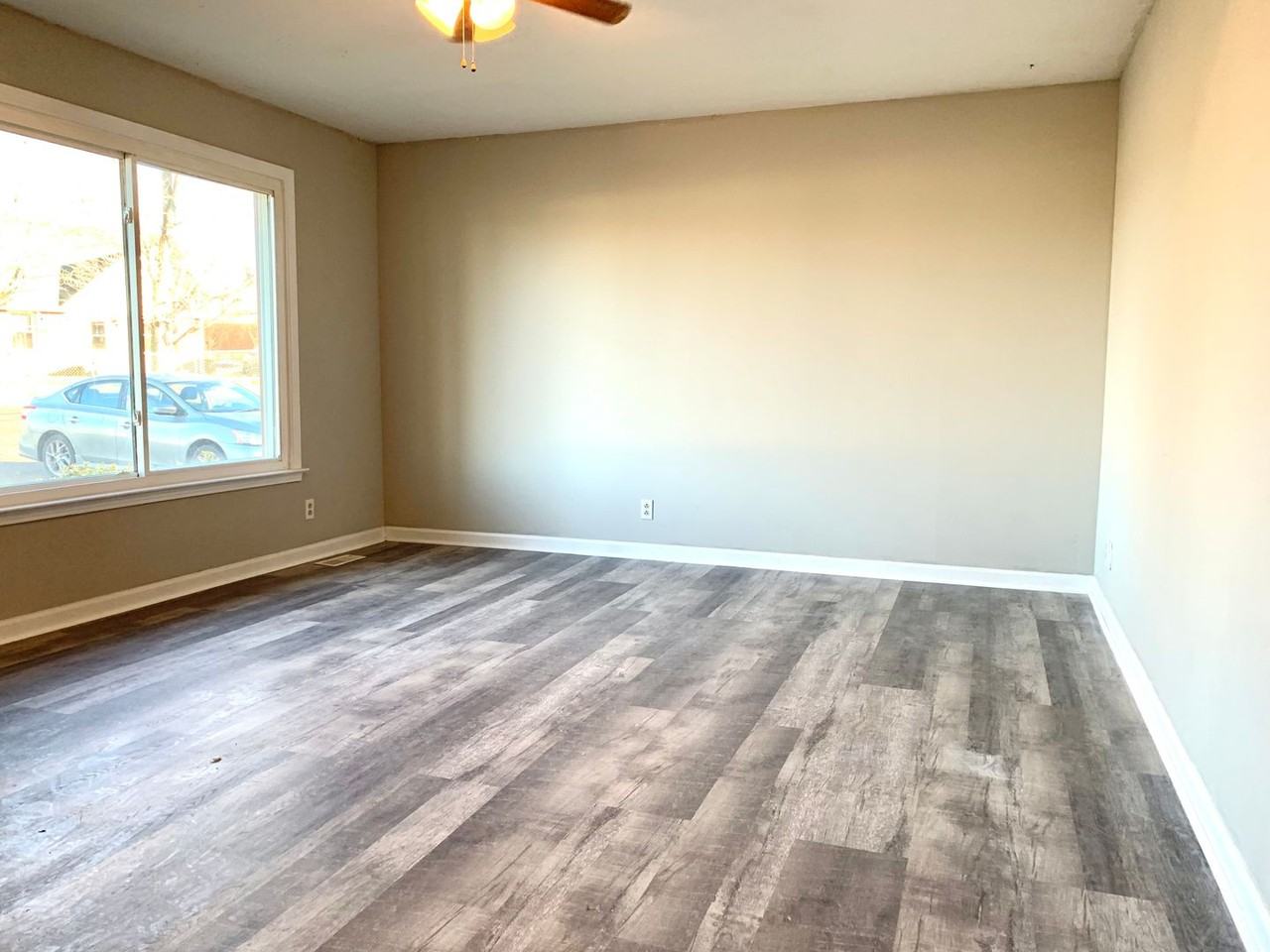 396 Elaine Dr - Photo 4 of 23