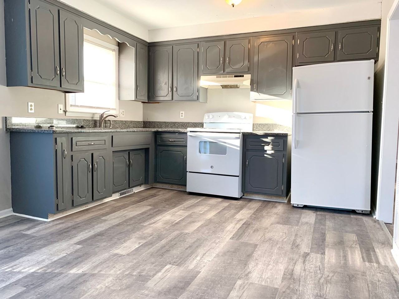 396 Elaine Dr - Photo 5 of 23