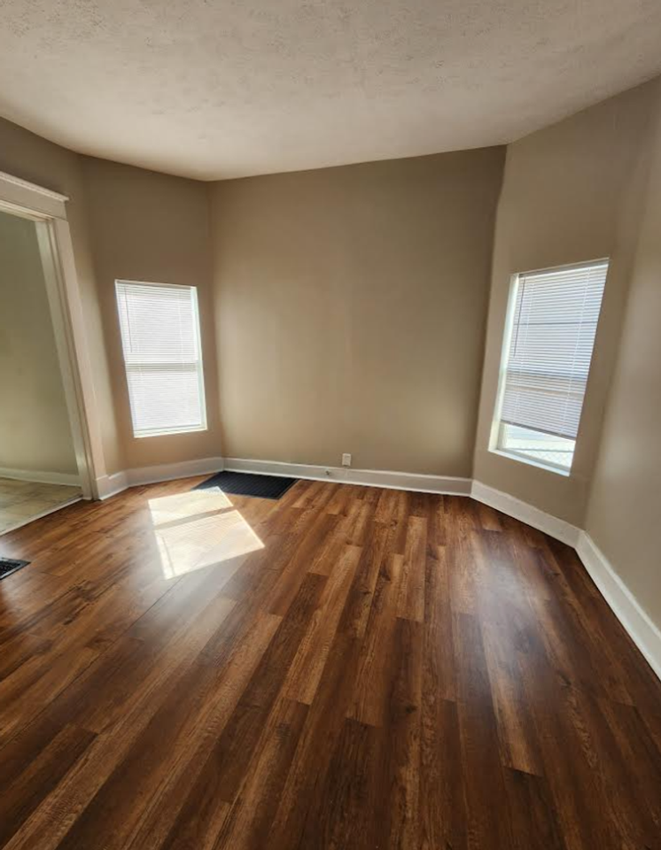 2243 N Kenwood Ave - Photo 2 of 21