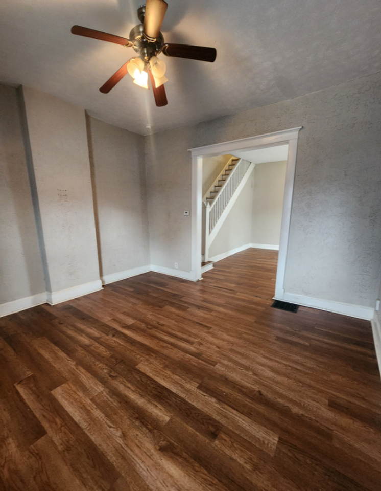 2243 N Kenwood Ave - Photo 4 of 21