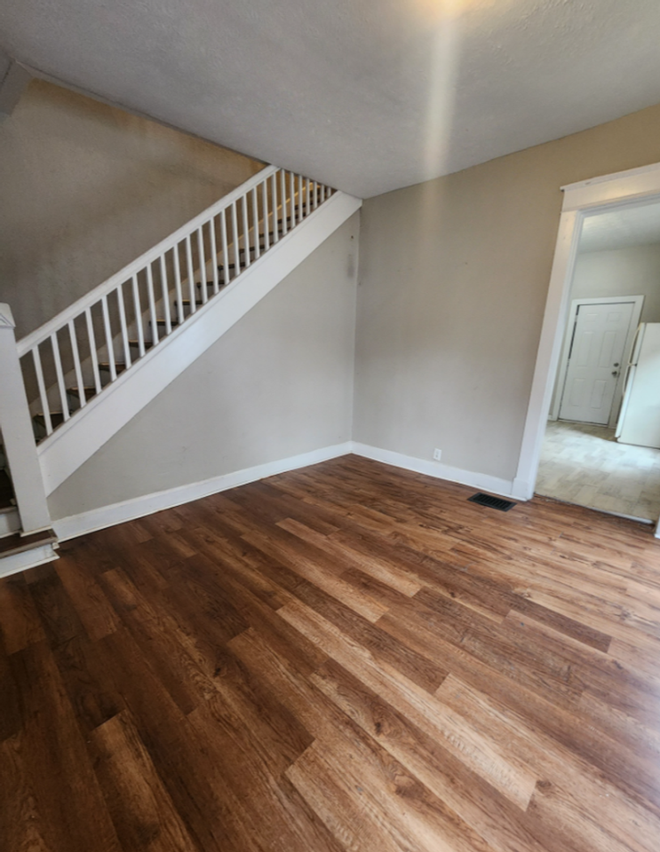 2243 N Kenwood Ave - Photo 5 of 21