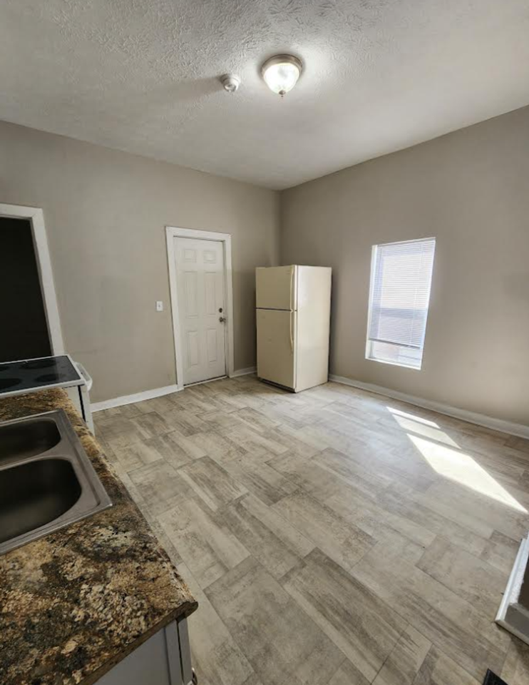 2243 N Kenwood Ave - Photo 6 of 21