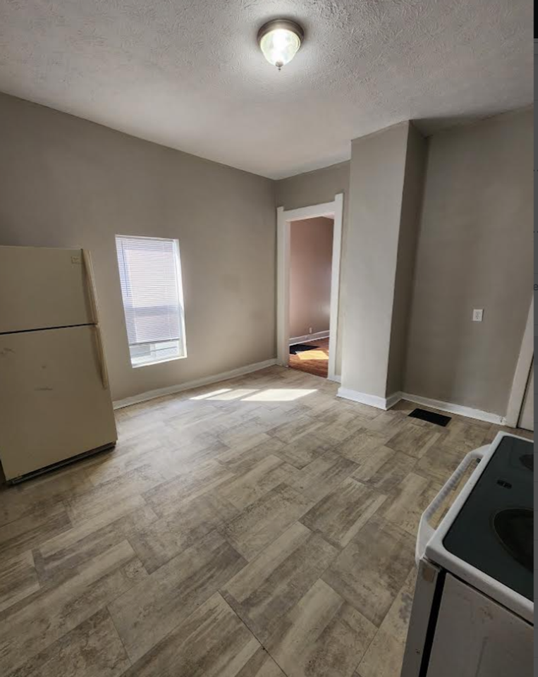 2243 N Kenwood Ave - Photo 7 of 21