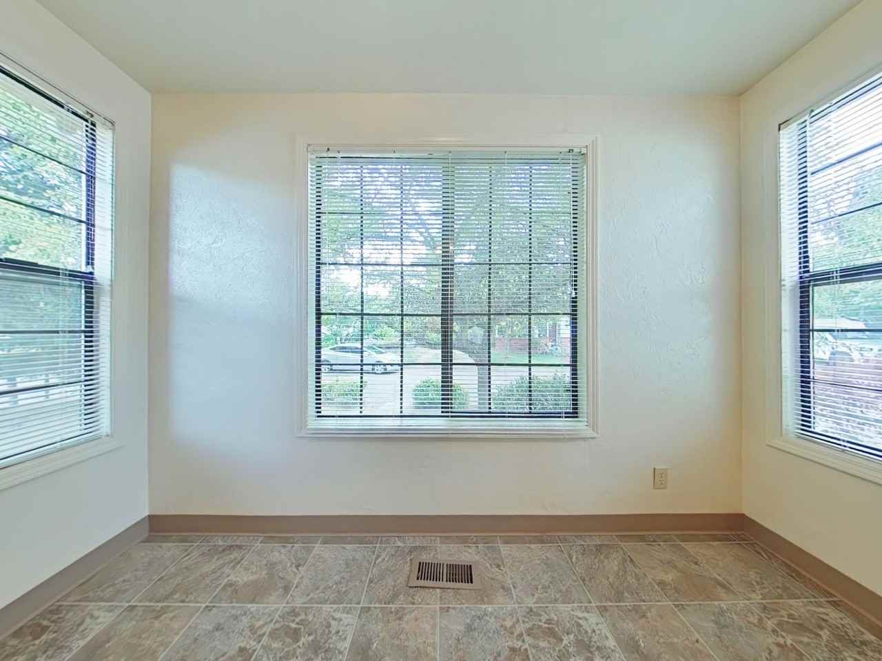 1128 Ne Conser Pl - Photo 5 of 14