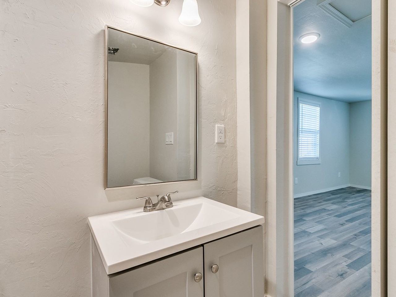 1617 1/2 Sw 32nd St - Photo 2 of 15