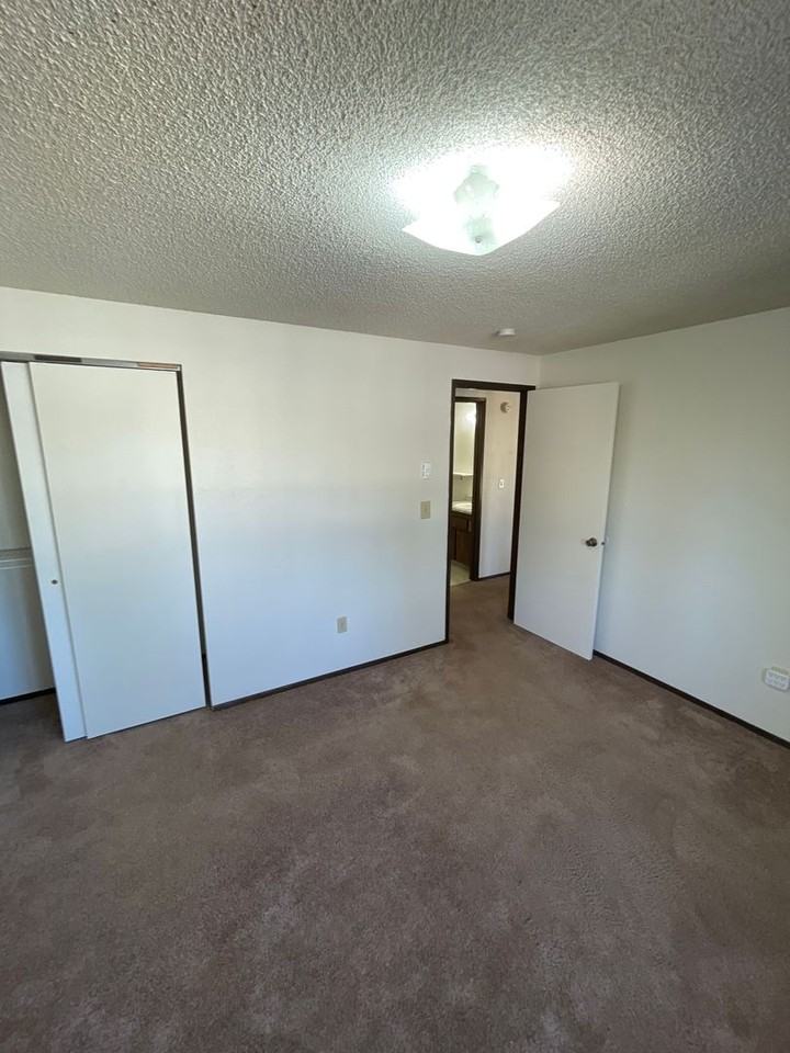 4212 E 37th Ave - Photo 3 of 9