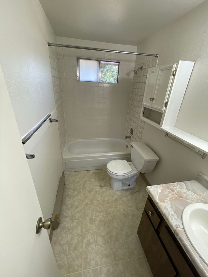 4212 E 37th Ave - Photo 4 of 9