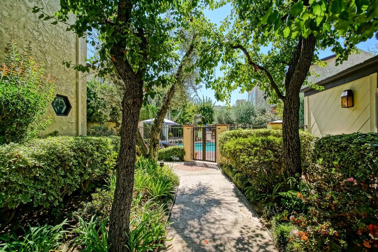 5261 Coldwater Canyon Ave #B - Photo 4 of 42