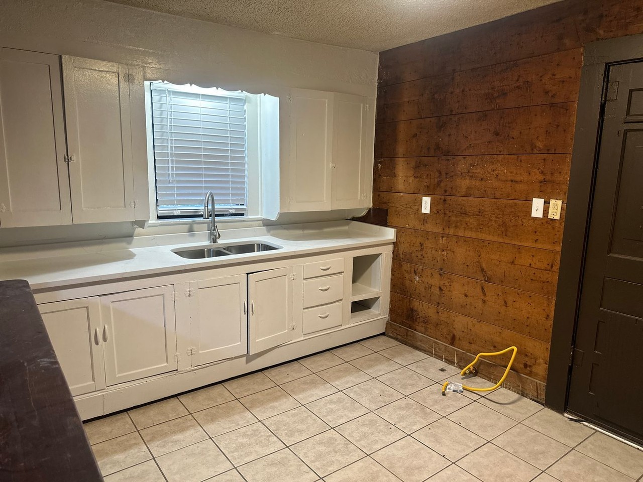 409 Miller St - Photo 7 of 14