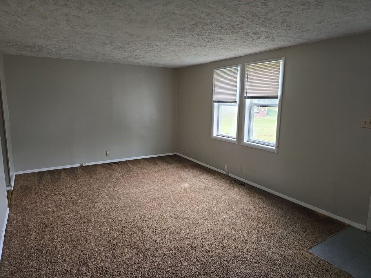 2005 E 14th St - Photo 2 of 9