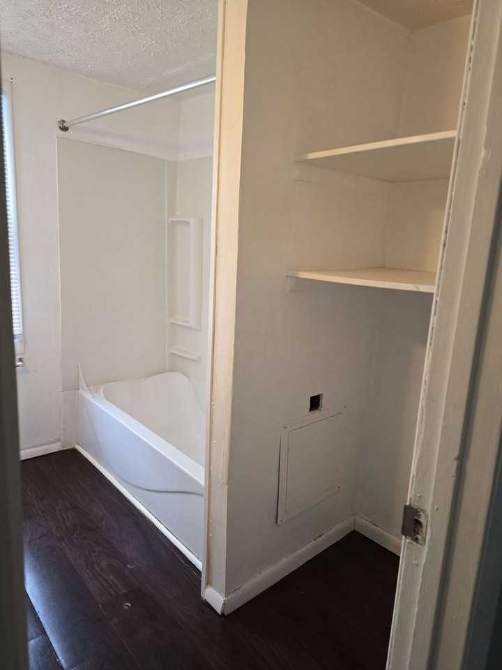 2005 E 14th St - Photo 5 of 9