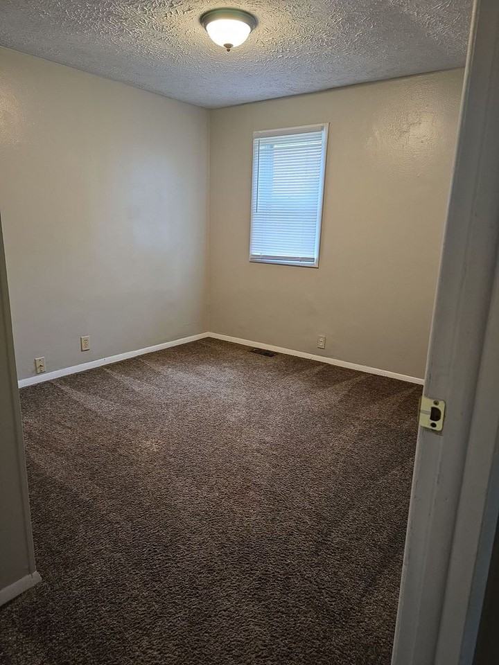 2005 E 14th St - Photo 6 of 9