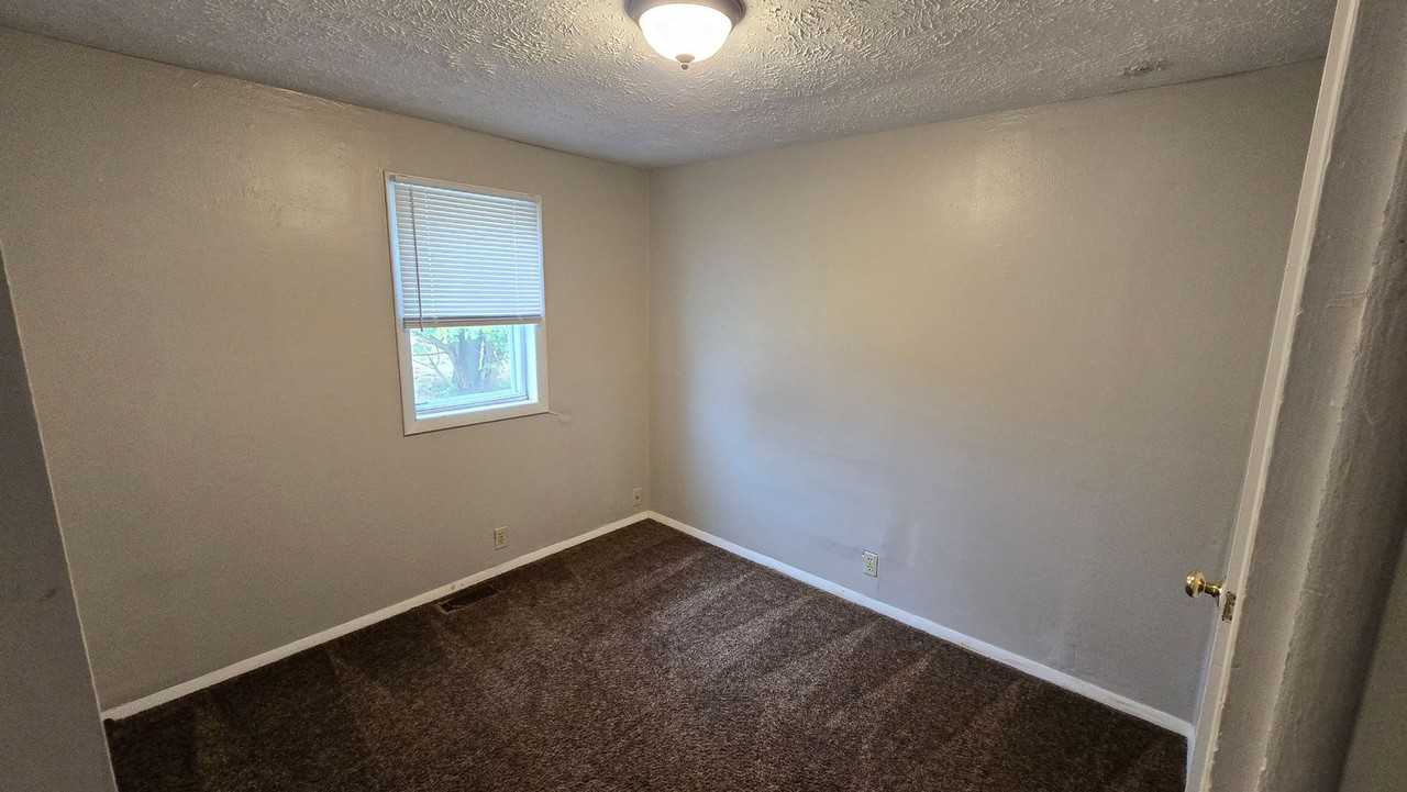 2005 E 14th St - Photo 7 of 9