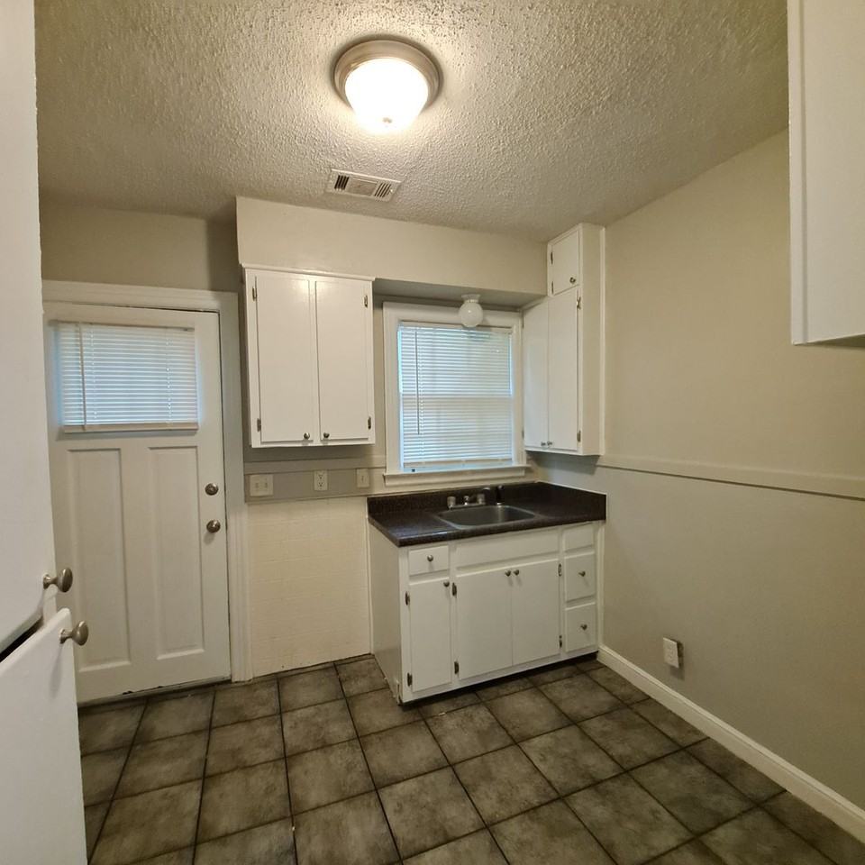 108 N Greer St - Photo 4 of 10