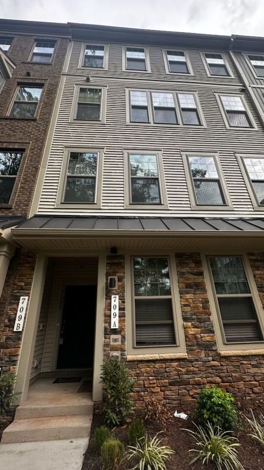 709 Thomas Ln - Photo 3 of 26