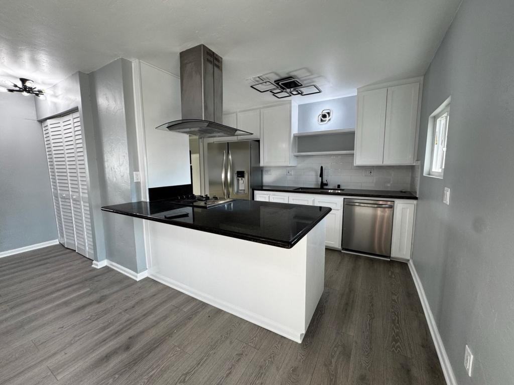 2836 Washington St - Photo 4 of 18