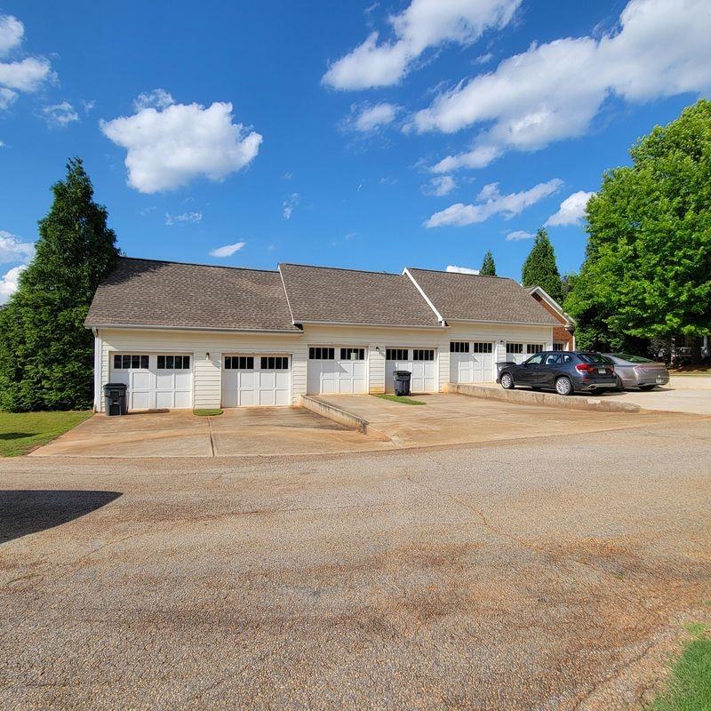 1111 Surrey Ln - Photo 3 of 3