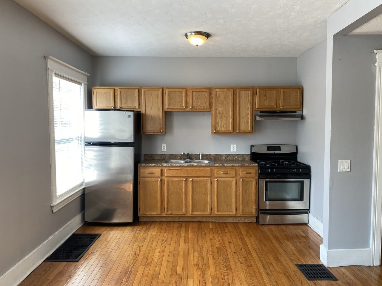 1212 Plymouth Ave S - Photo 4 of 19