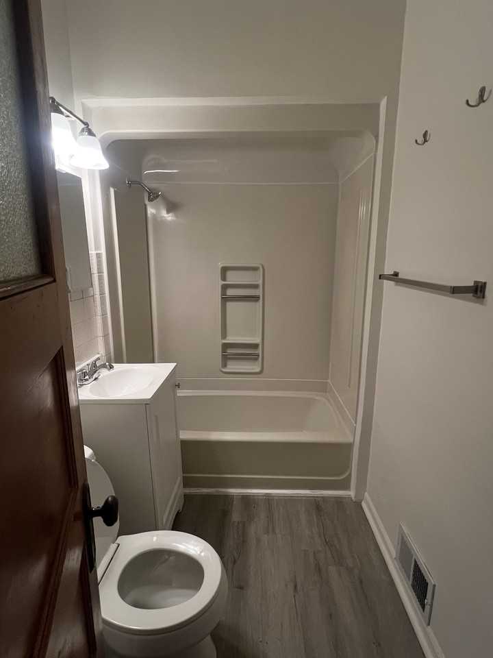 1212 N 45th St - Photo 4 of 14