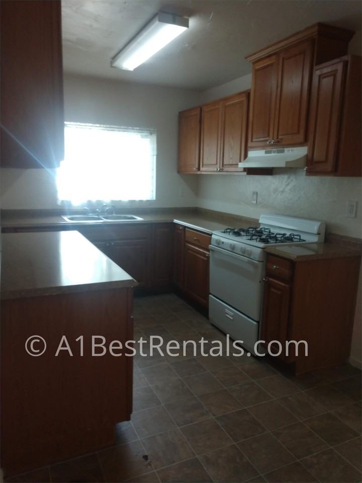 427 Corson Ave - Photo 4 of 11
